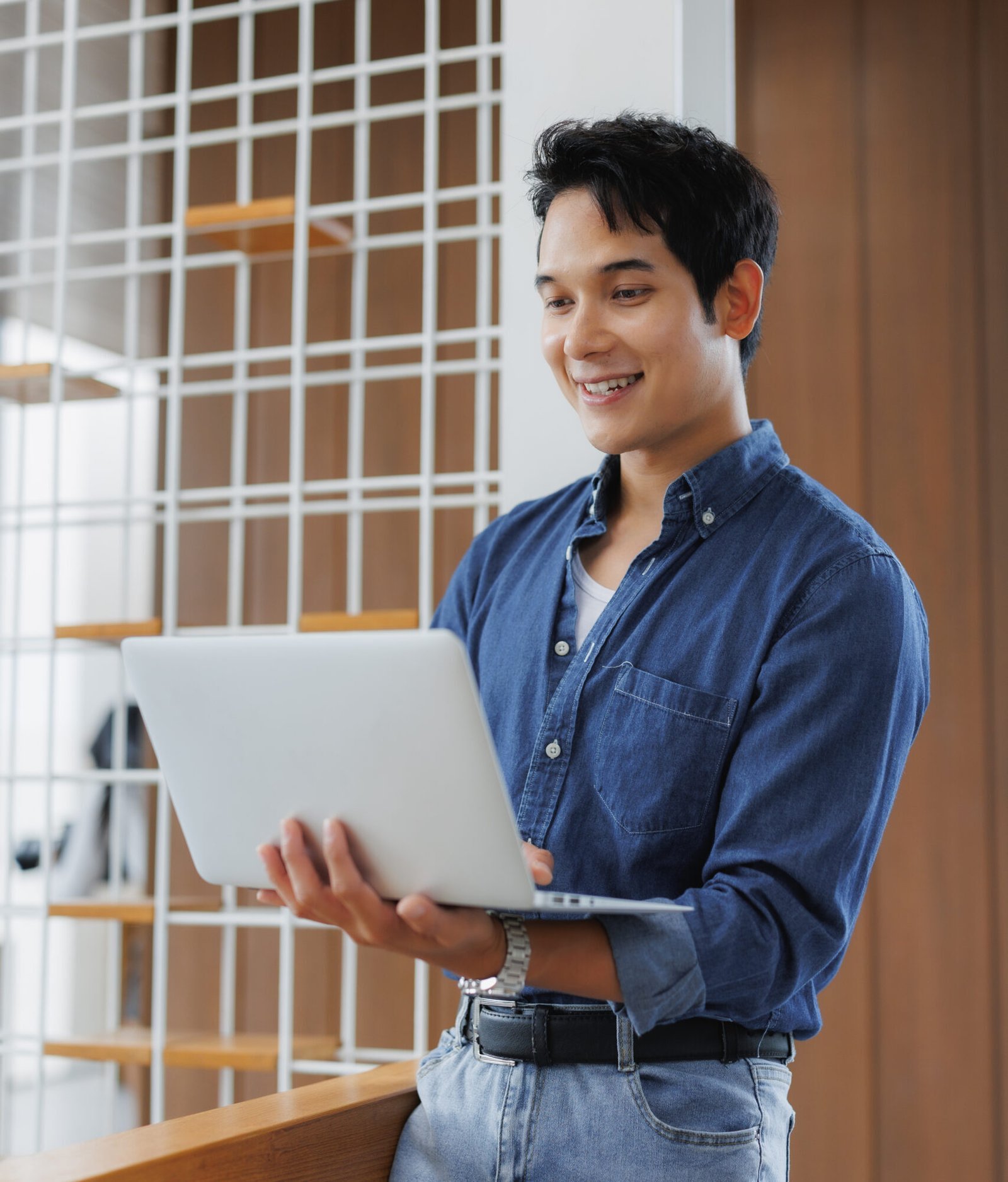 Product manager reviewing results on laptop – Cloumen